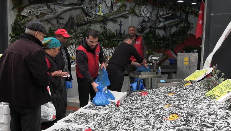 Fiyatı 50 TL’ye düştü, yurttaşlar metrelerce kuyruk oluşturdu!