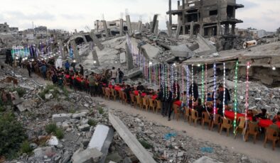Gazze’de yıkıntıların arasında iftar