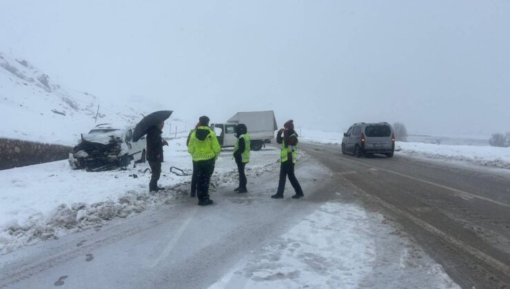 Hakkari’de otomobille kamyonet çarpıştı: 1 ölü, çok sayıda yaralı!