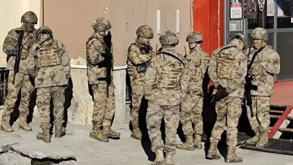 Hakkari’de uyuşturucu operasyonu: Yakalanan şüphelilerden biri başkomiser çıktı!