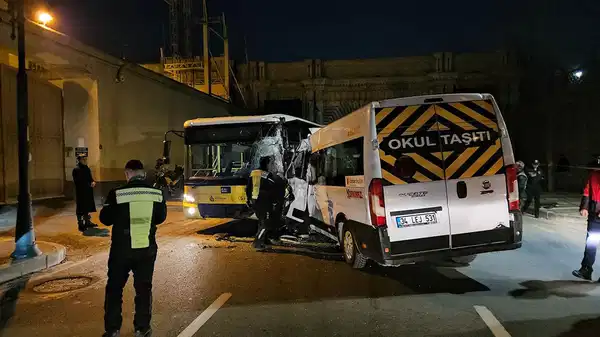İETT otobüsü ile okul servisi çarpıştı: 2 yaralı