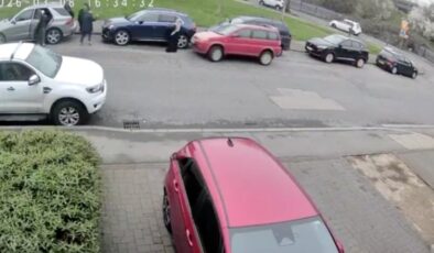 İngiltere’de başörtülü kadının üzerine aracını sürdü