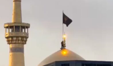 İran’da siyah bayrak göndere çekildi
