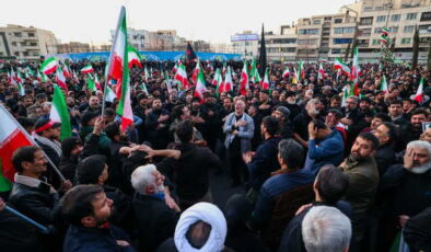 İran’da yas törenleri başladı: Hamaney’in ölümü sonrası meydanlar doldu