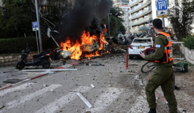 İran’dan İsrail’e yeni füze salvoları: Tel Aviv alarmda!