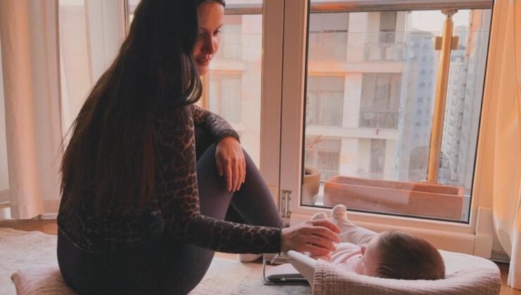 İrem Helvacıoğlu kızı Sora’yı paylaşmaya doymuyor: “Elbise ve oyuncak benim”