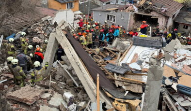 İstanbul Fatih’te bitişik 2 bina çöktü: 9 kişi kurtarıldı, 2 kişi daha enkaz altında!