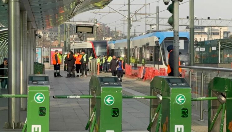 İstanbul’da raydan çıkan tramvaylar çarpıştı!