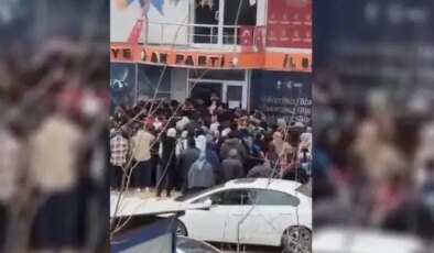 İYİ Partili Çömez’den dikkat çeken paylaşım: AKP binasında emekliye harçlık mı dağıtıldı?
