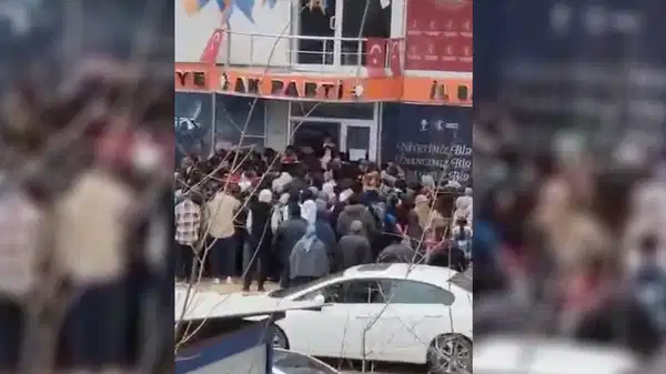 İYİ Partili Çömez’den dikkat çeken paylaşım: AKP binasında emekliye harçlık mı dağıtıldı?