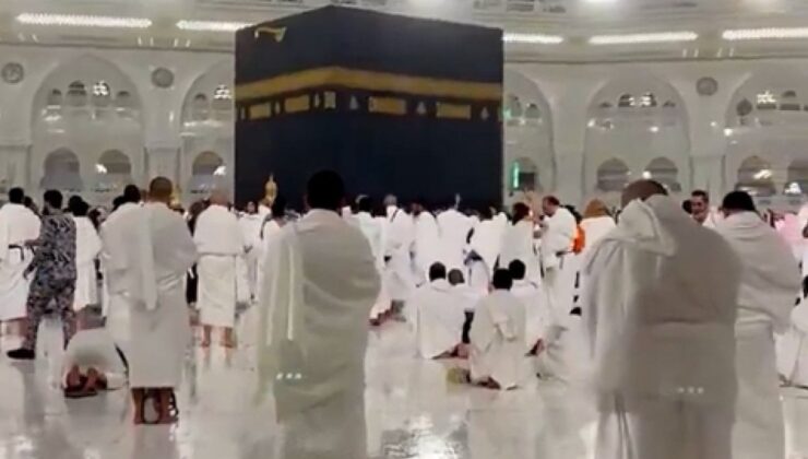 Kabe’de, Ramazan’ın son günü yağmur altında dua ediliyor