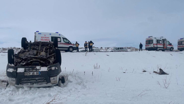 Kars’ta minibüs şarampole devrildi: 5 yaralı
