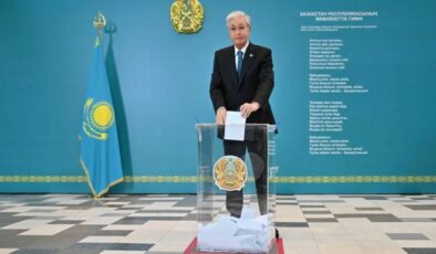 Kazakistan sandık başında anayasayı değiştirdi