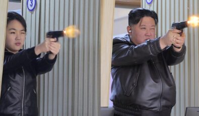Kim Jong Un, kızı ile poligonda atış yaptı