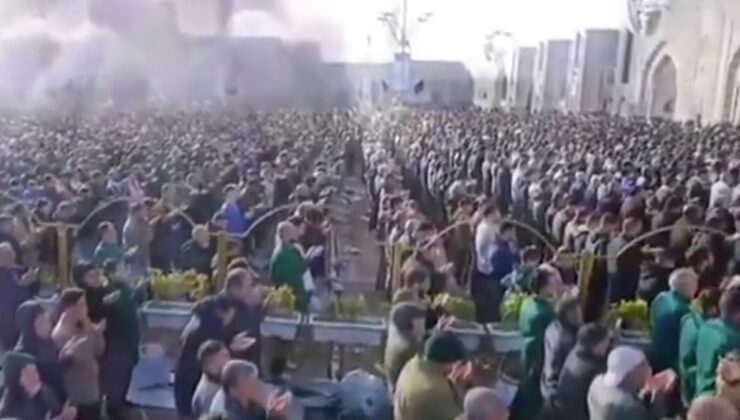 Meşhed İmam Rıza Türbesi’nde bayram namazı