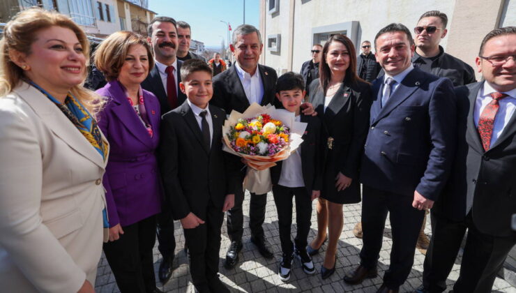 Özgür Özel, Sivrihisar’da: ‘Çiftçinin yüzünü güldürecek bir iktidar gelecek’