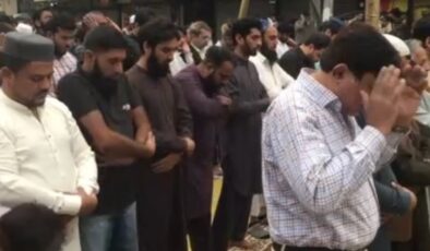 Pakistan’da cuma namazı emniyet ekipleri refakatinde kılındı