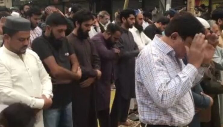 Pakistan’da cuma namazı emniyet ekipleri refakatinde kılındı