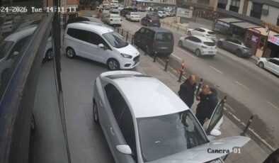Pendik’te cadde ortasında silahlı saldırı: 2 kişi hastaneye kaldırıldı!