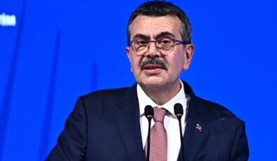 Sera Kadıgil, Yusuf Tekin’e sordu: ‘Üniversite eğitiminin 3 yıla indirilmesindeki amaç ne?’