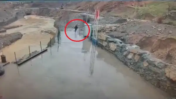 Şırnak’ta sel ve heyelan kamerada: Güvenlik görevlisi saniyelerle kurtuldu