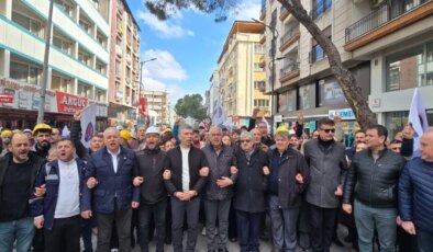 Soma’da maden işçileri yürüyüş düzenledi: ‘Alacaklarımız düzelene kadar eylemler sürecek’