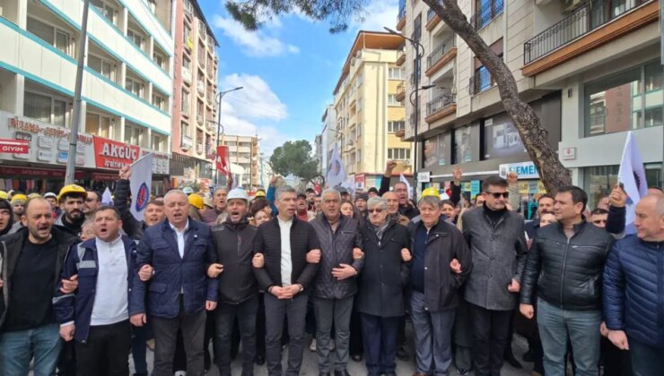 Soma’da maden işçileri yürüyüş düzenledi: ‘Alacaklarımız düzelene kadar eylemler sürecek’