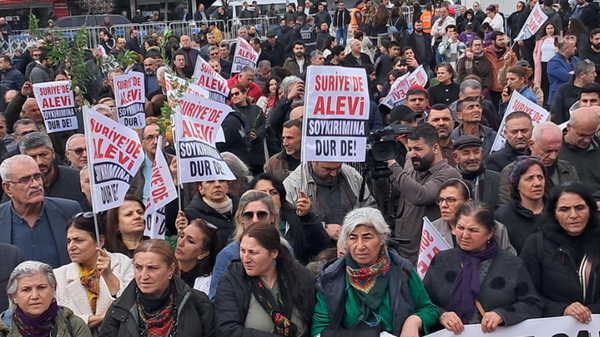 Suriye’deki Alevilere yönelik saldırılara Samandağ’da kitlesel protesto