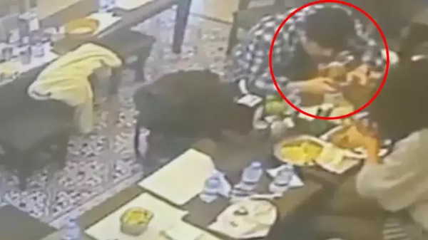 Taksim’de restoranda dehşet: Yediği yemekten çıkan böcek dudağını ısırdı