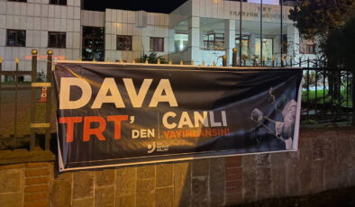 Trabzon’da CHP’li gençlerden TRT önüne ‘Duruşmayı Canlı Yayınla’ pankartı