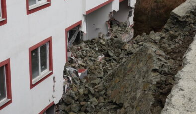 Trabzon’da istinat duvarı çöktü, 2 daire hasar gördü