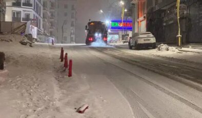 Van’da 143 yerleşim yerinin yolu kardan kapandı