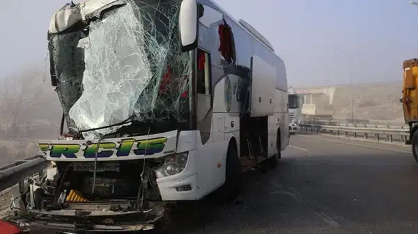 Van’da otomobil ile tırın çarpıştığı kazada 2 kişi öldü, 3 kişi yaralandı