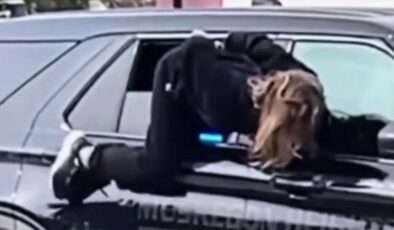 ABD’de kelepçeli kadının polis aracından kaçtığı anlar