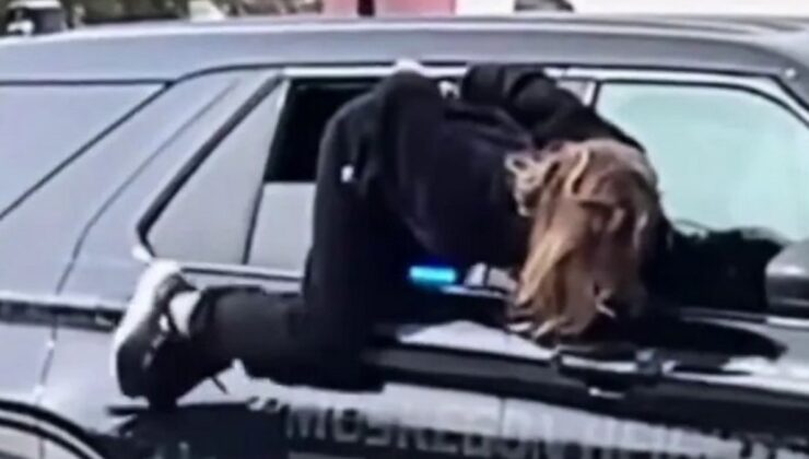 ABD’de kelepçeli kadının polis aracından kaçtığı anlar