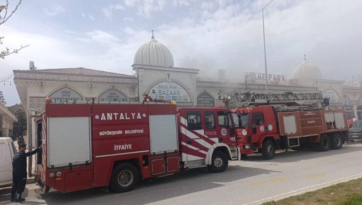 Antalya’da iş merkezinde yangın paniği!