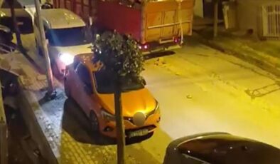 Aşırı yüklü kamyon kayarak iki aracı biçti; o anlar kamerada