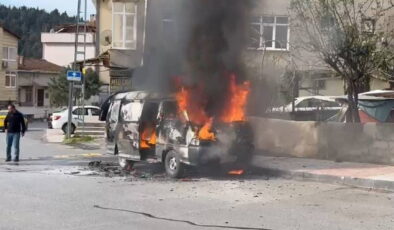 Ataşehir’de hafif ticari araç alev alev yandı