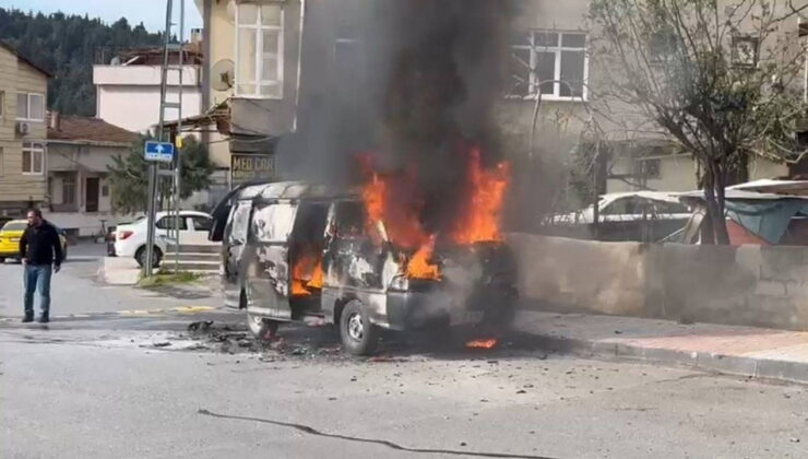Ataşehir’de hafif ticari araç alev alev yandı