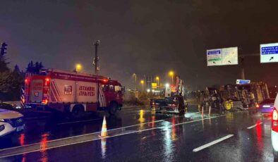 Bakırköy’de hafriyat kamyonu bariyere çarparak devrildi: 2 yaralı