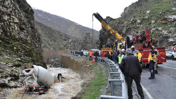 Bitlis’te beton mikseri dereye düştü: Sürücüsü kayboldu