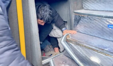 Boş yolcu otobüsünün bagajından 53 kaçak göçmen çıktı