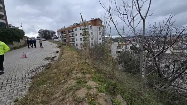 Bursa’da şiddetli sağanak sonrası yol çöktü: Bölge yaya ve araç trafiğine kapatıldı