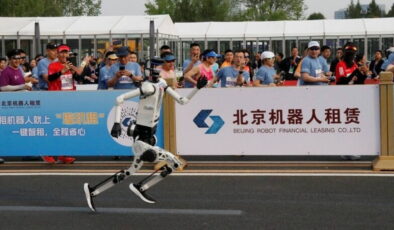 Çin’de insansı robotlar yarı maraton dünya rekorunu kırdı