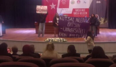 DEÜ’de “Güçlü Aile, Güçlü Gelecek” sempozyumu protesto edildi: Etkinlik iptal