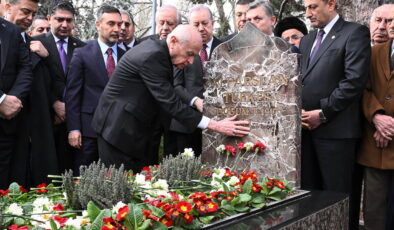 Devlet Bahçeli, Alparslan Türkeş’in kabrini ziyaret etti