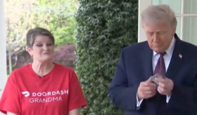 Donald Trump hamburger sipariş etmeye devam ediyor: 100 dolar bahşiş verdi