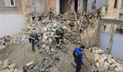 Gaziantep’te sağanak sonrası ev çöktü: Yan binada 2 kişi mahsur kaldı