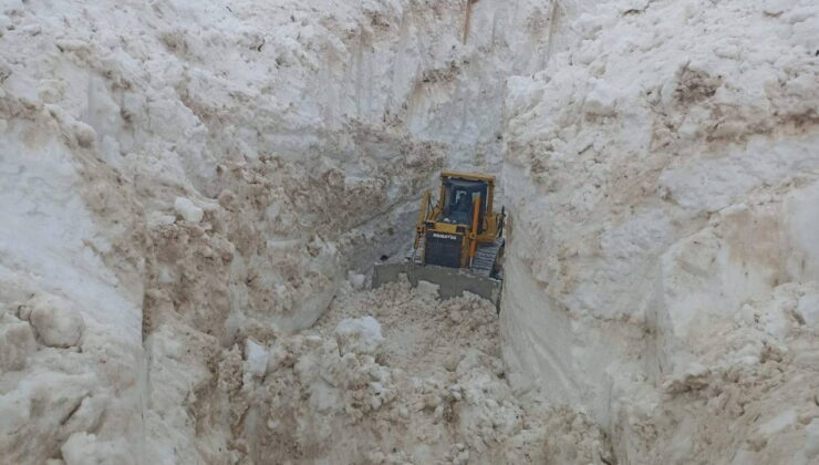 Hakkari’de kardan duvarlar: 6 metrelik karla zorlu mücadele!