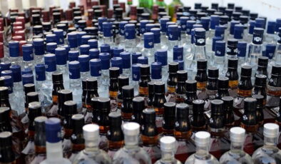 Hatay’da markette satışa hazır litrelerce kaçak içki ele geçirildi